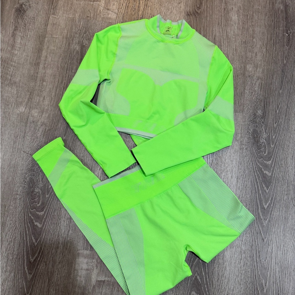 TNA by Aritzia Ski / Snow Women's Base Layer Set in Neon Green - Size M/L